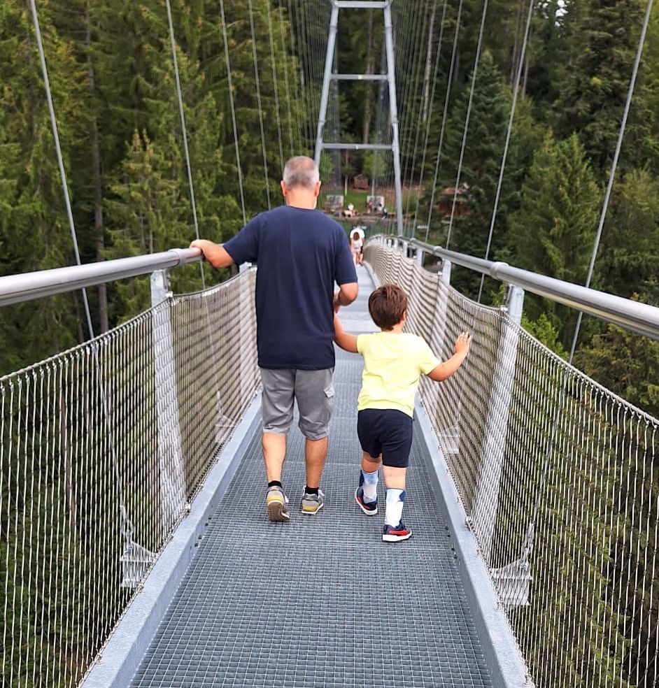 Caminando por un puente sobre el vacío